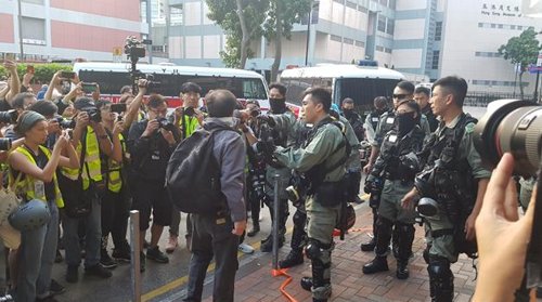 홍콩 경찰·시위대 달라졌다…강대강 충돌 대신 '평화적 대치'