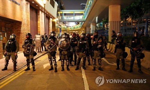 홍콩 경찰·시위대 달라졌다…강대강 충돌 대신 '평화적 대치'