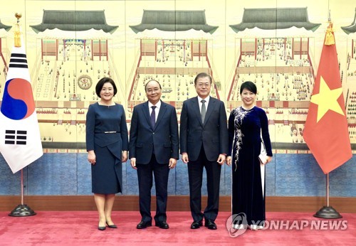 文대통령 "베트남 축구-박항서 만남처럼 新남방 시너지내길"