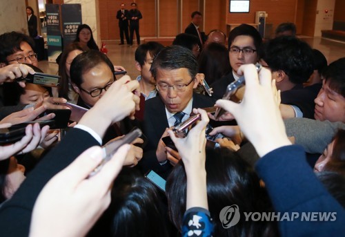 은성수 "신한금융 회장 선임, 투명성 절차 보는 게 당국 의무"