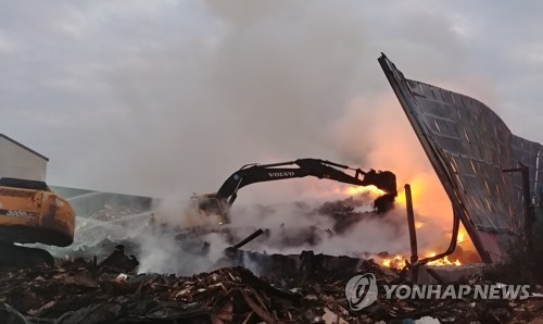 나주 폐목재공장 화재 이틀째 진화 중…내일까지 이어질 듯(종합)