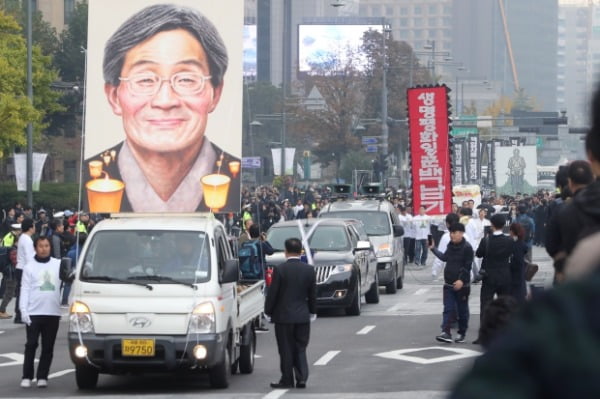 백남기 농민은 2015년 11월14일 서울 민중총궐기 집회에 참가했다가 경찰의 물대포에 맞아 의식불명 상태로 입원 치료 중 2016년 9월 25일 숨을 거뒀다/사진제공=연합뉴스