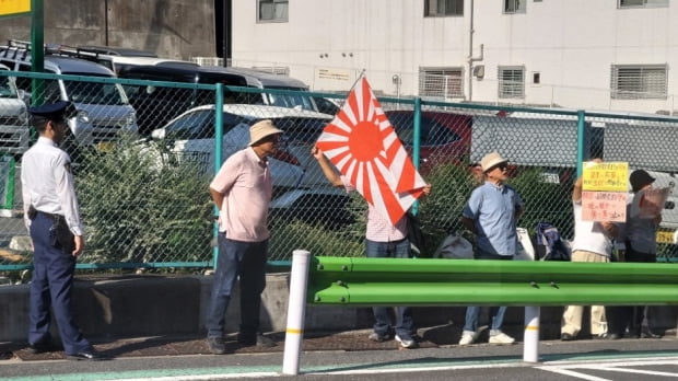 일본 우익 인사 5명이 2일 오후 도쿄 미나토(港)구에 있는 주일한국대사관 앞에서 '전범기'인 욱일기를 들고 반한 시위를 펼치고 있다. /사진=연합뉴스