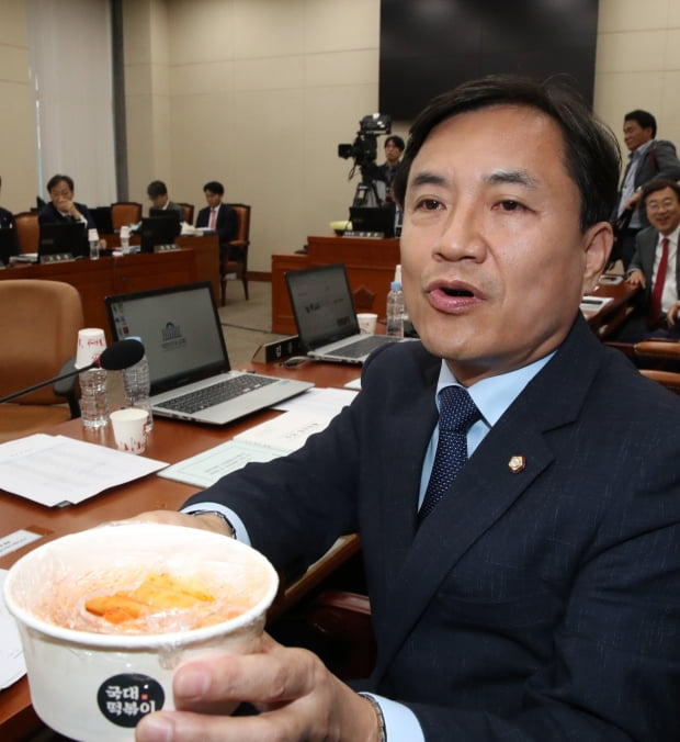 지난달  7일 국회에서 열린 정무위원회 국정감사에서 자유한국당 김진태 의원이 조성욱 공정위원장에게 국대떡볶이를 들어 보이며 프랜차이즈 업체 관련 질의하고 있다. /사진=연합뉴스