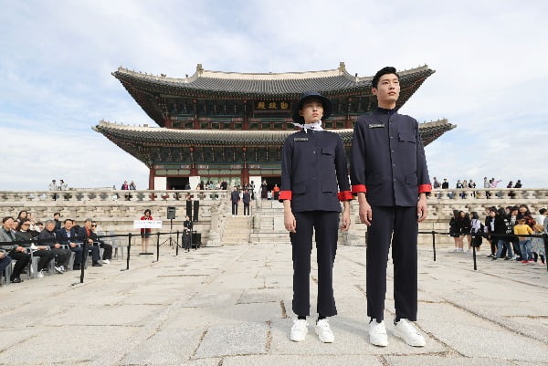 '이게 1억 짜리 디자인이라고?' 인민복 닮은 궁궐 근무복 디자인 예산 논란