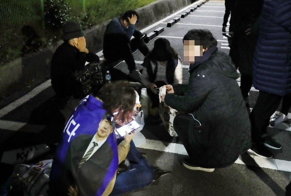 '버스 광고에 취재 방해까지 하더니' 조국 지지자들 정경심에 위문편지 보내기 운동