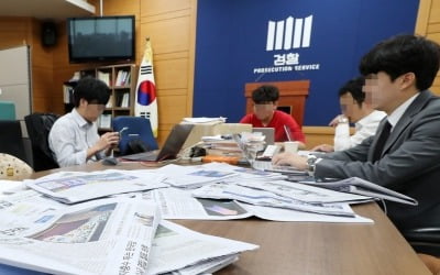 법무부 "오보 쓴 기자 검찰 출입 제한" vs 한국당 "조국에 뺨 맞고 언론에 화풀이"