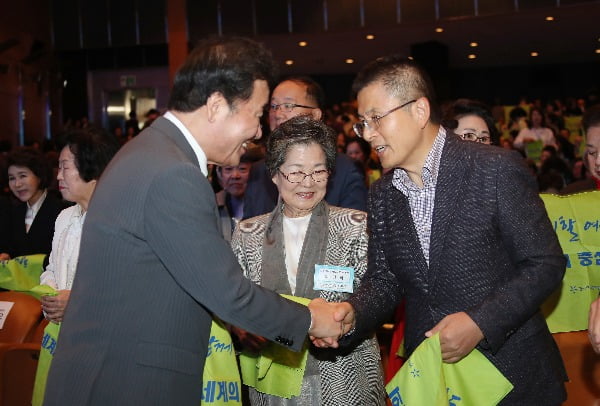 이낙연 국무총리와 황교안 대표가 지난달 31일 서울 강남구 코엑스에서 열린 제54회 전국여성대회에 참석해 악수를 나누고 있다. 사진=연합뉴스