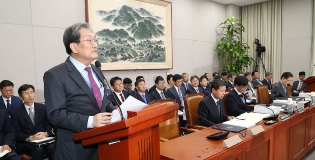 1일 오전 열린 국회 운영위원회 국정감사에서 노영민 대통령 비서실장이 인사말을 하고 있다. 사진=연합뉴스