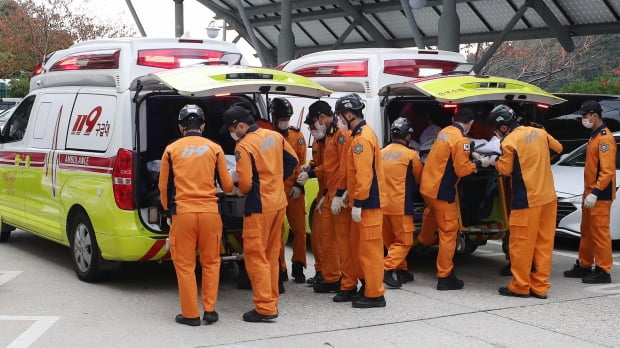 3일 오전 경북 울릉군 보건의료원에서 지난달 31일 응급환자를 이송하다 독도 인근 해상에 추락한 소방헬기 탑승원 2명의 시신이 도착하고 있다. /사진=연합뉴스