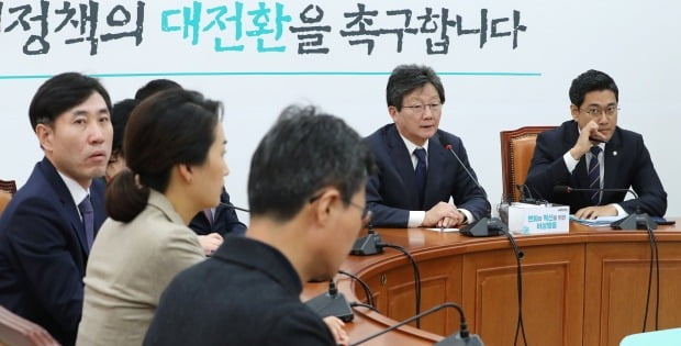 바른미래당 비당권파 모임인 '변화와 혁신을 위한 비상행동'(변혁) 대표인 유승민 의원(오른쪽 두번째)이 4일 오전 국회에서 비상회의를 주재하고 있다 (사진=연합뉴스)