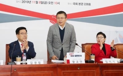 한국당, 靑 찾아 '민부론' 전달…"자유시장경제로 대전환 해달라"