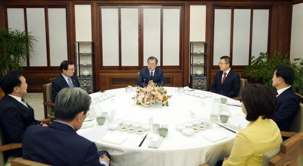 문재인 대통령이 10일 오후 청와대 관저에서 여야 5당 대표와 만찬을 하고 있다.  (사진=연합뉴스)