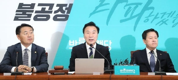 11일 오전 최고위원회의에서 발언하는 손학규 바른미래당 대표(가운데)/사진제공=연합뉴스