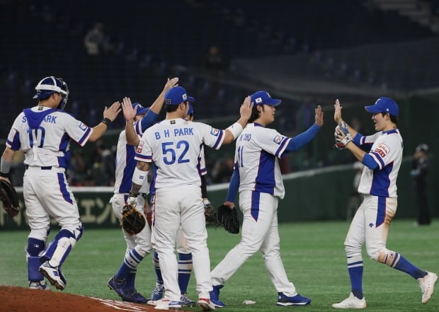 지난 11일 일본 도쿄돔에서 열린 2019 세계야구소프트볼연맹(WBSC) 프리미어12 슈퍼라운드 1차전 미국과 한국의 경기. 1대5로 이긴 한국대표팀 선수들이 기뻐하고 있다. / 사진=연합뉴스