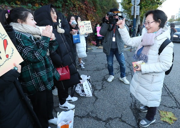 2020학년도 대학수학능력시험일인 14일 오전 서울 서대문구 이화여대부고 앞에서 이번 시험 최고령 응시자인 오규월 할머니가 학생들의 응원을 받으며 고사장으로 향하고 있다. 사진=연합뉴스