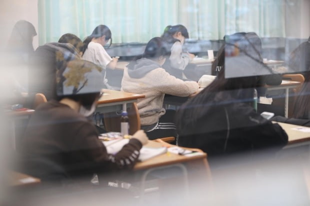 2020학년도 대입 수학능력시험일인 14일 오전 수능 시험장인 대구 수성구 수성동 남산고등학교에서 수험생들이 시험 시작을 기다리고 있다. /사진=연합뉴스