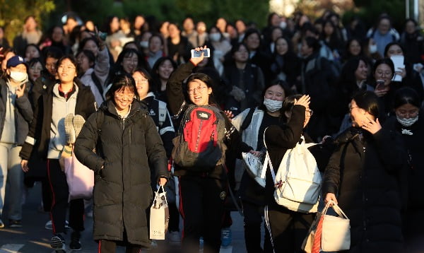 14일 오후 광주 남구 동아여고에서 2020학년도 대학수학능력시험을 마친 학생들이 시험장을 나서고 있다. 사진=연합뉴스