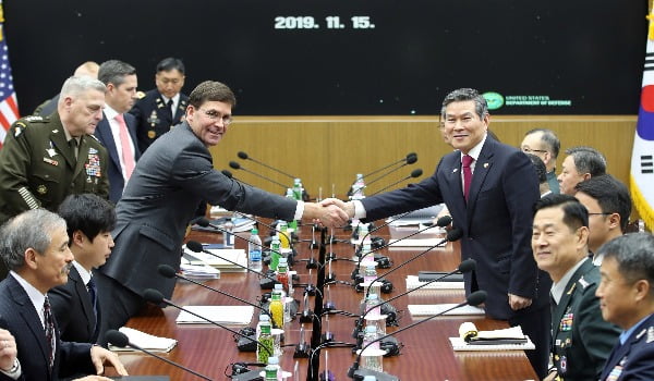 정경두 국방부 장관과 마크 에스퍼 미 국방부 장관이 15일 오전 서울 용산구 국방부 청사에서 열린 제51차 안보협의회(SCM) 확대 회담에서 악수하고 있다. 연합뉴스