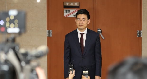 김세연 자유한국당 3선 의원이 17일 오전 국회 정론관에서 총선 불출마 선언 기자회견을 한 뒤 기자들의 질문을 듣고 있다/사진제공=연합뉴스