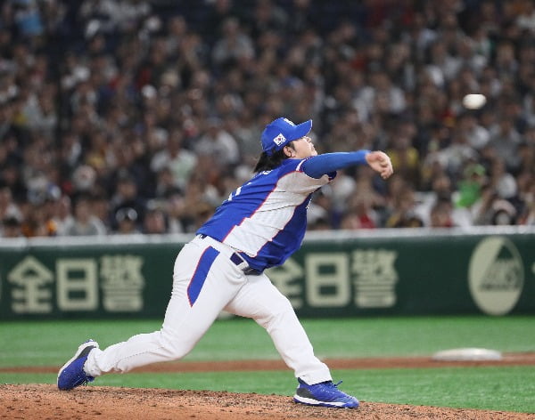 17일 일본 도쿄돔에서 열린 2019 세계야구소프트볼연맹(WBSC) 프리미어12 슈퍼라운드 결승전 한국과 일본의 경기. 6회말 2사 3루 상황에서 마운드에 오른 한국 투수 조상우가 역투하고 있다/사진제공=연합뉴스