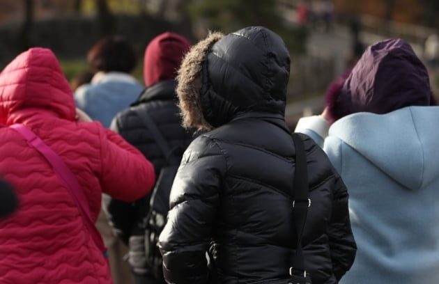 [오늘날씨] '일부지역 첫눈' 전날보다 10도 이상 떨어지며 한파특보…체감온도 뚝 /사진=연합뉴스