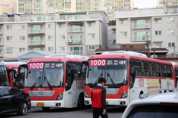 지난 19일 오전 경기도 고양시 대화동 명성운수 차고지에 버스들이 서 있다. /사진=연합뉴스