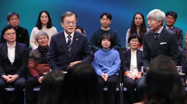 문재인 대통령이 19일 오후 서울 상암동 MBC에서 열린 '국민이 묻는다, 2019 국민과의 대화'에서 패널 질문에 답변하고 있다.  (사진=연합뉴스)