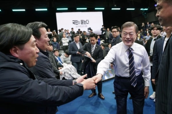 문재인 대통령이 19일 오후 서울 상암동 MBC에서 '국민이 묻는다, 2019 국민과의 대화'를 마친 뒤 패널들과 인사하고 있다. 사진=연합뉴스