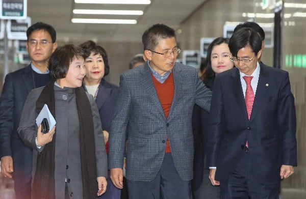 황교안 대표가 20일 국회에서 열린 당대표 및 최고위원-중진의원 연석회의에 입장하며 조경태 최고위원과 대화하고 있다. 사진=연합뉴스