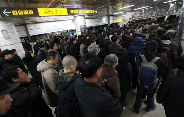 지하철 4호선 사당역이 출근에 나선 승객들로 붐비고 있다. 사진=연합뉴스
