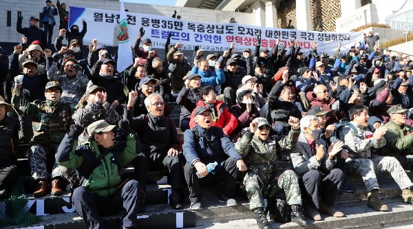 월남참전전국유공자총연맹, 월남참전용사 미망자회 회원 등이 20일 서울 광화문 세종문화회관 계단에서 열린 제1차 트럼프 미군주둔 방위비 증액요구 분쇄를 위한 국민연대 출정식에서 구호를 외치고 있다. 사진=연합뉴스