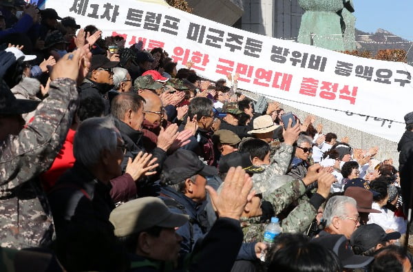 월남참전전국유공자총연맹, 월남참전용사 미망자회 회원 등이 20일 서울 광화문 세종문화회관 계단에서 열린 제1차 트럼프 미군주둔 방위비 증액요구 분쇄를 위한 국민연대 출정식에서 구호를 외치고 있다. 사진=연합뉴스