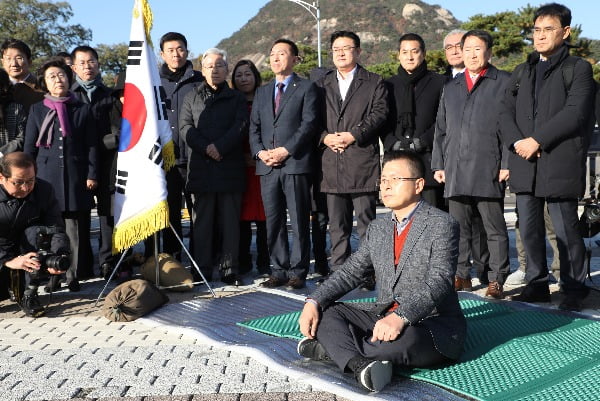 단식투쟁 황교안 "지소미아·공수처·연비제 반대, 3가지 다 관철돼야 단식 푼다"(종합)