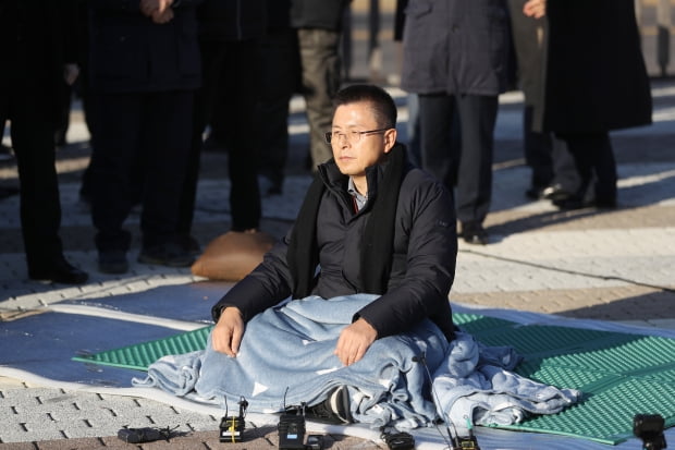 자유한국당 황교안 대표가 20일 오후 청와대 앞에서 국정 대전환을 촉구하는 단식 투쟁을 시작하고 있다. /사진=연합뉴스