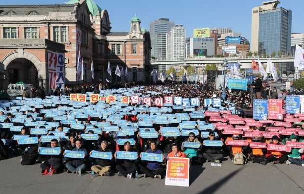 전국철도노동조합 조합원들이 20일 서울역 앞에서 집회를 열고 있다. 사진=연합뉴스