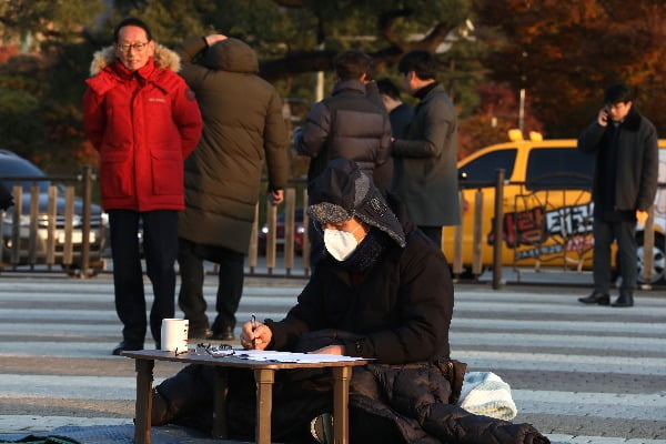 황교안 대표가 21일 오전 서울 청와대 분수대 앞에서 단식하고 있다. 사진=연합뉴스