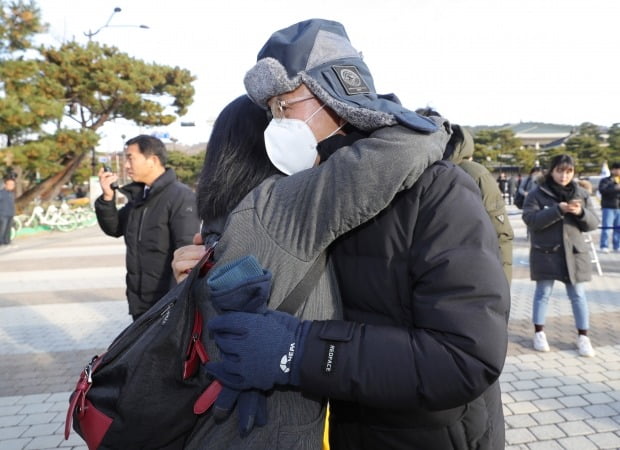 자유한국당 황교안 대표가 22일 오전 청와대 분수대 광장에서 3일째 단식투쟁 중 한 지지자와 포옹하고 있다. (사진=연합뉴스)