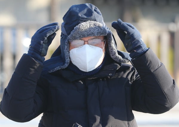 황교안 대표가 22일 오전 청와대 분수대 광장에서 3일째 단식농성을 하고 있다. 사진=연합뉴스