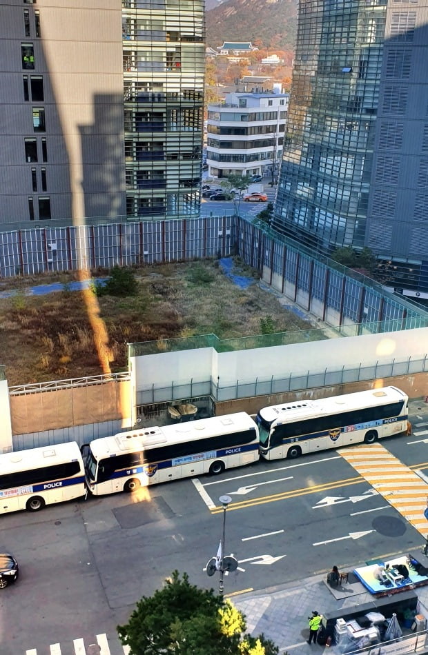 한일 군사정보보호협정(GSOMIA·지소미아) 종료(23일 0시)가 임박한 22일 서울 종로구 일본대사관 옛터에 잡초가 무성하게 자라있다.  (사진=연합뉴스)