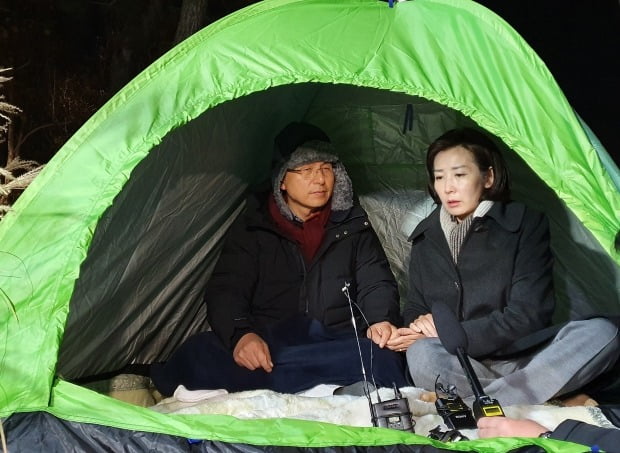 자유한국당 나경원 원내대표가 23일 오전 미국에서 돌아온 뒤 청와대 앞 분수대 광장에서 단식투쟁을 하는 황교안 대표를 찾아 대화하고  있다./사진=연합뉴스