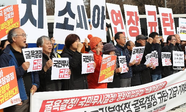 23일 오후 서울 청와대 사랑채 앞에서 열린 정부의 한일 군사정보보호협정(GSOMIA·지소미아) 조건부 연장 결정 규탄 기자회견에서 김명환 민주노총 위원장이 발언하고 있다. 사진=연합뉴스