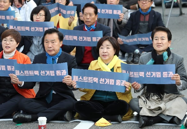 23일 오후 여의도 국회 앞에서 열린 2019 선거제도 개혁을 위한 여의도 불꽃집회에서 바른미래당 손학규 대표(왼쪽 두 번째부터), 정의당 심상정 대표,  민주평화당 정동영 대표가 패스트트랙 선거법 통과를 촉구하는 손 피켓을 들어 보이고 있다. 사진=연합뉴스