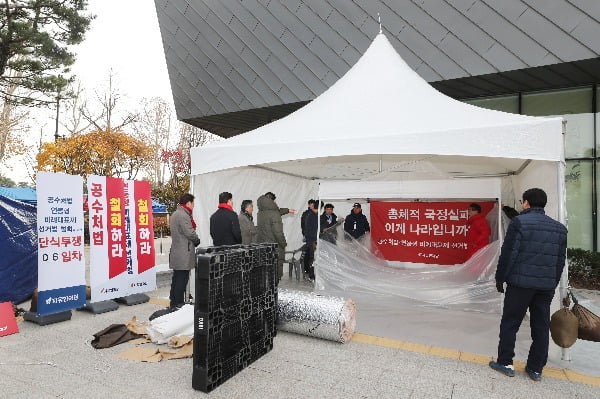 황교안 천막 철거 요청한 청와대…한국당 "이 추운 날씨에 잔인"