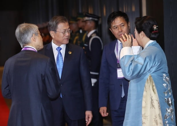 문재인 대통령과 김정숙 여사가 25일 오후 부산 한 호텔에서 열린 2019 한-아세안 특별 정상회의 환영 만찬장 앞에서 영접 행사를 준비하며 박정호 SK텔레콤 사장 등과 대화하고 있다. (사진=연합뉴스)