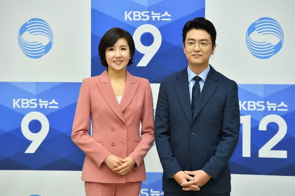 소정 KBS 뉴스9 앵커(왼쪽)가 27일 서울 여의도 KBS 사옥에서 열린 기자간담회에 참석해 있다. 이 앵커는 이날 "과감한 변화, 선택 자체가 주는 메시지에 주목해달라"고 당부했다. 오른쪽은 최동석 아나운서/사진제공=연합뉴스