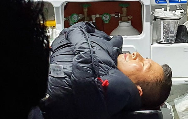 청와대 앞에서 8일째 단식하던 자유한국당 황교안 대표가 27일 밤 응급실로 이송되고 있다. 사진=연합뉴스