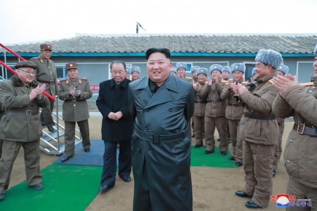 북한 김정은 국무위원장이 국방과학원에서 진행한 초대형 방사포 시험사격을 참관했다고 29일 조선중앙통신이 보도했다./사진=연합뉴스