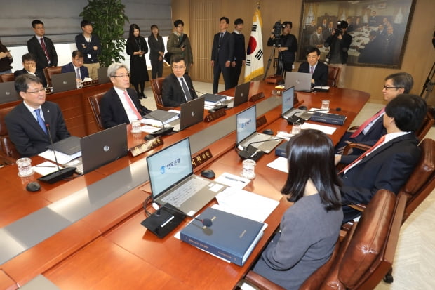 이주열 한국은행 총재가 29일 오전 서울 중구 한국은행에서 열린 11월 금융통화위원회 본회의를 주재하고 있다. /사진=연합뉴스