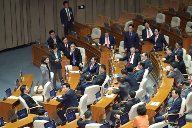 자유한국당 나경원 원내대표와 의원들이 29일 서울 여의도 국회 본회의장에서 의원총회를 진행하고 있다./사진=연합뉴스